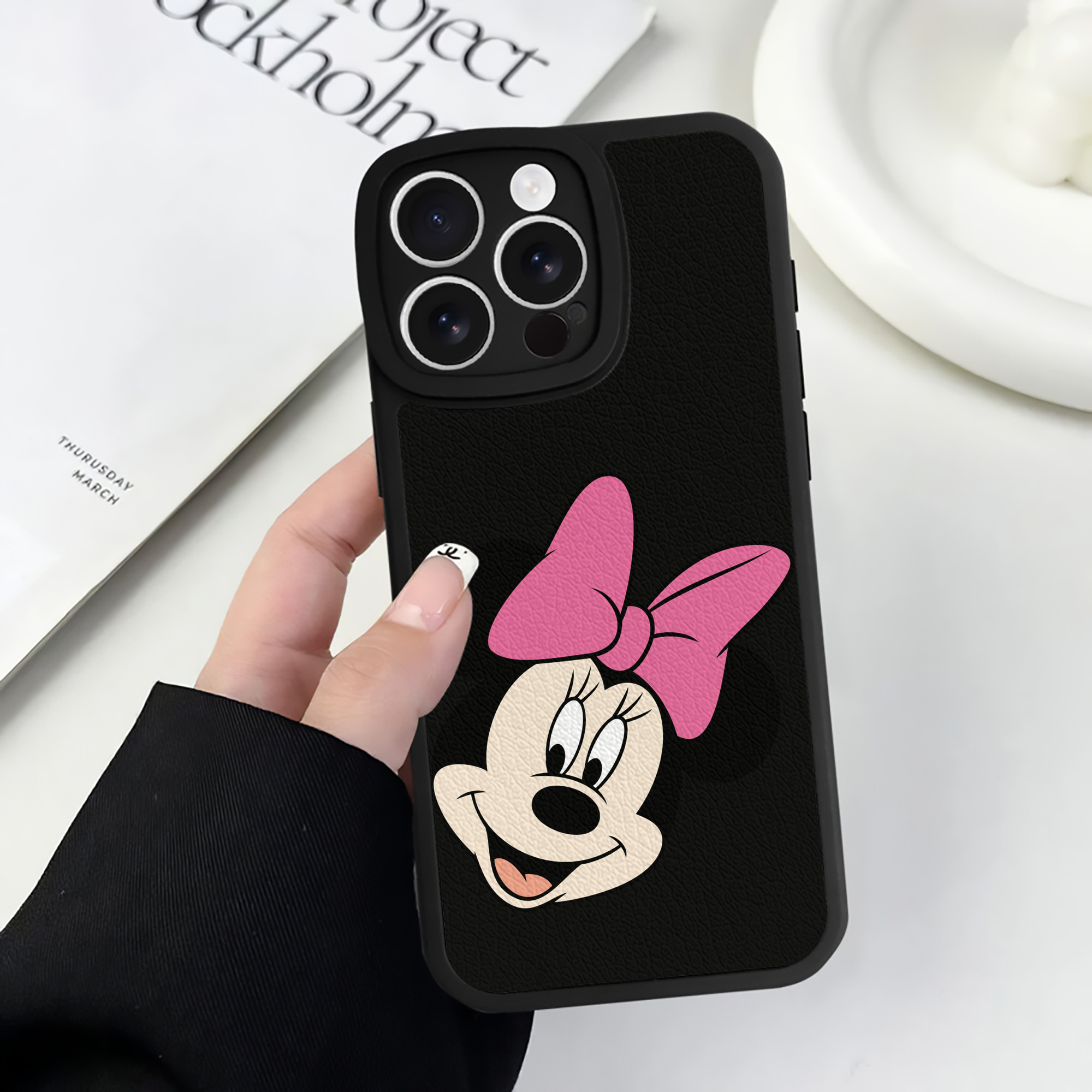 （画像用） ミッキーマウス Mickey Mouse 【iPhone 16シリーズ対応】シリコンスマホケース（レザー調） 材質：シリコン